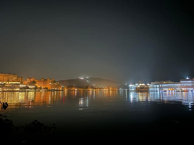 Udaipur’s Magic: Lakes Aglow with Nighttime Sparkle